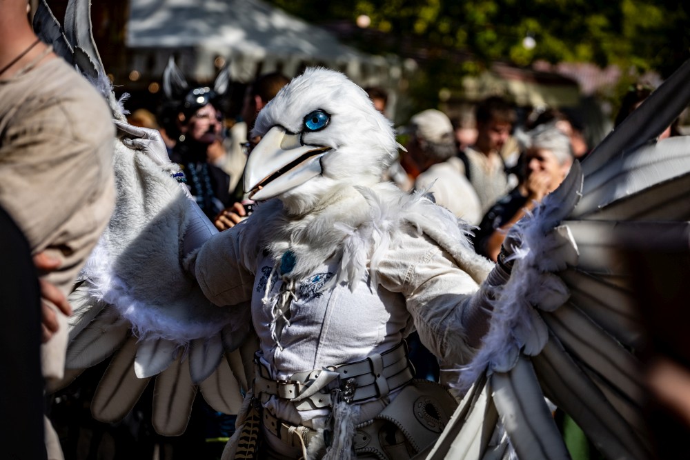 Ein Cosplayer im Vogelkostüm