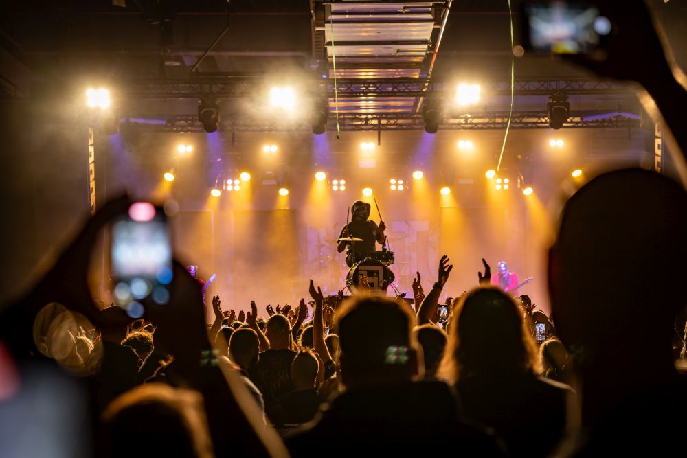 Hämatom: Crowdsurfing mit dem Schlagzeug