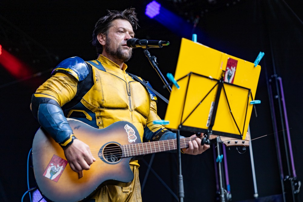 Lucky Logan als singender Wolverine